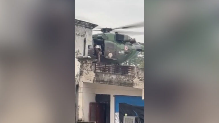 Military helicopter rescues people from collapsing building in India | Floods