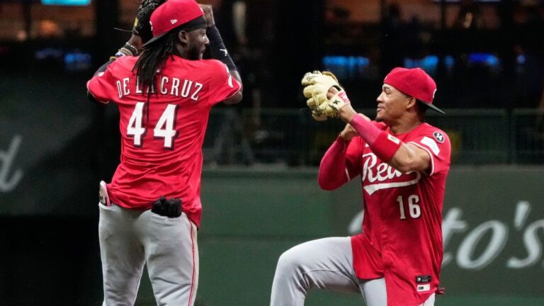 Reds clinch wild-card spot as Mets complete collapse